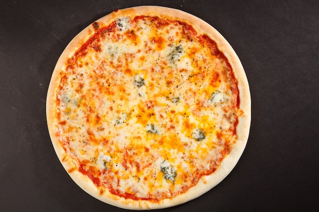 Smaczna włoska pizza z czterema rodzajami sera