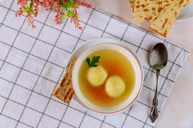 Smaczna zupa kulkowa z marchewki i chleba maca. Widok z góry.