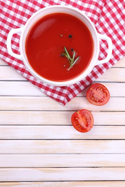 Smaczna zupa pomidorowa na drewnianym stole