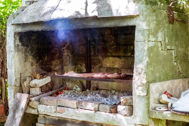 Smaczne argentyńskie asado z grilla na ceglanym grillu grillowym