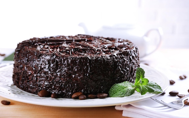 Smaczne ciasto czekoladowe z miętą na stole z bliska