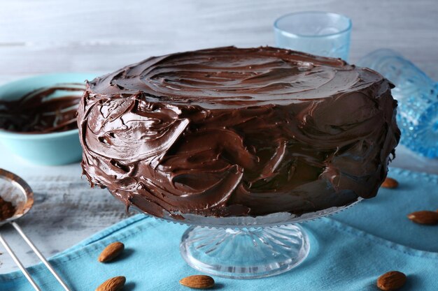 Smaczne ciasto pod polewą czekoladową na jasnoniebieskim tle