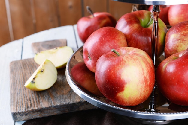Zdjęcie smaczne dojrzałe jabłka na tacy do serwowania na stole z bliska