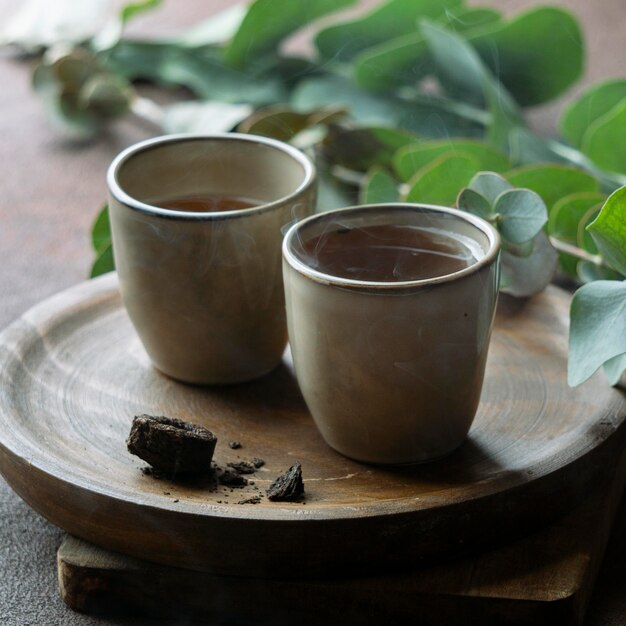 Zdjęcie smaczne filiżanki herbaty na desce