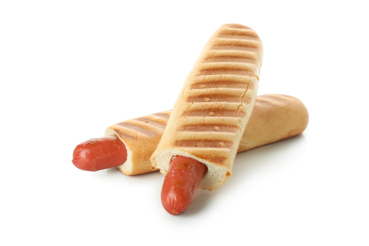 Zdjęcie smaczne francuskie hot dogi na białym tle