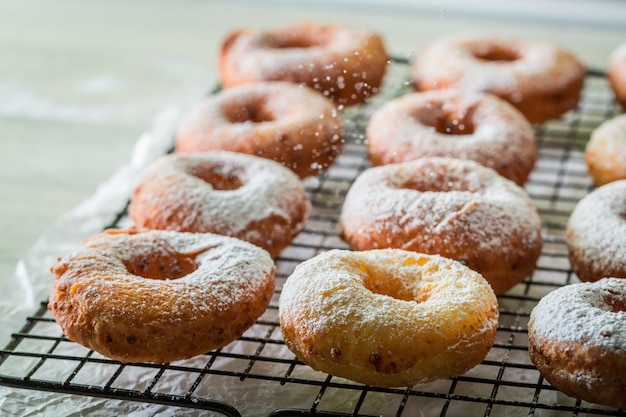 Smaczne i słodkie domowe pączki świeżo upieczone