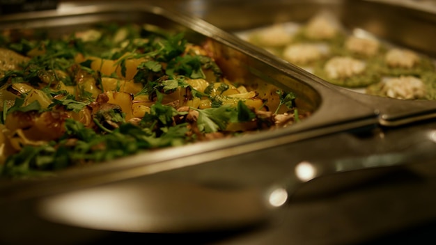 Smaczne jedzenie w formie bufetu dla gości hotelowych na lunch w kawiarni samoobsługowej