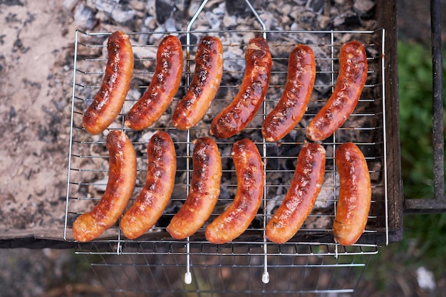 Smaczne kiełbaski grillowane na ruszcie węglowym