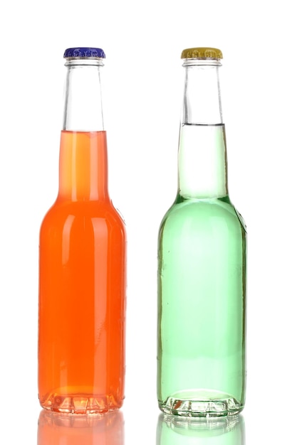 Zdjęcie smaczne napoje w butelkach na białym tle