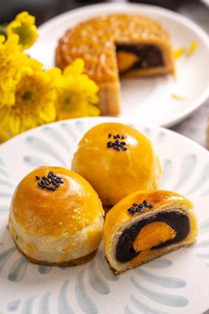 Smaczne pieczone ciasto żółtkowe jajka księżyc na Święto Środka Jesieni na jasnym tle stołu cementowego Chińskie tradycyjne jedzenie koncepcja bliska kopia miejsca
