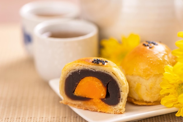 Smaczne pieczone ciasto żółtkowe jajka księżyc na Święto Środka Jesieni na tle jasnego drewnianego stołu Chiński świąteczny jedzenie koncepcja bliska kopia miejsca