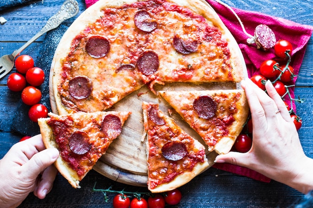 Smaczne ręcznie robione pomidory i pizza Pepperoni