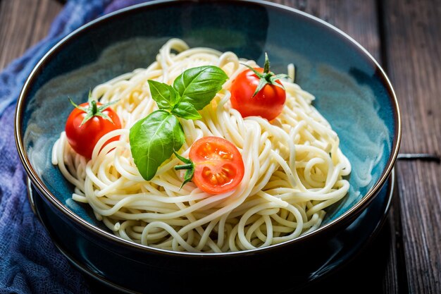 Smaczne spaghetti z pomidorami bazylią i parmezanem