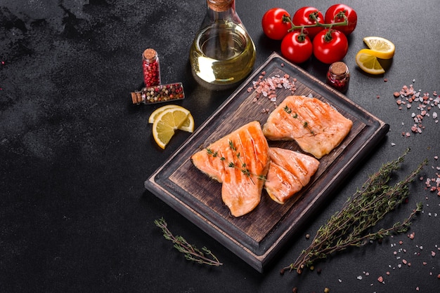 Smaczne świeże czerwone ryby arctic char pieczone na grillu. Źródło omegi, zdrowej żywności