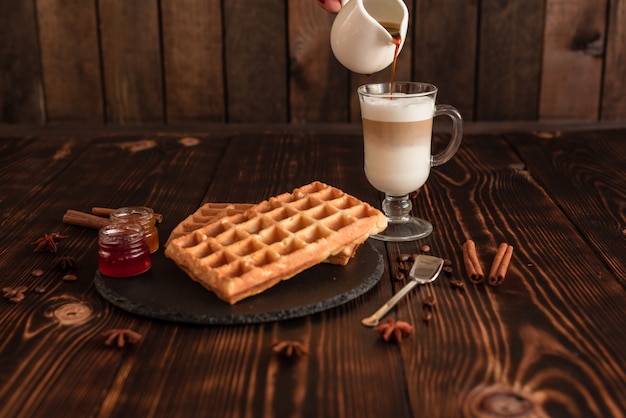 Smaczne świeże Wiedeńskie Wafle, Dżem I Filiżanka Kawy