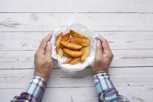 Smaczne, świeżo upieczone chipsy ziemniaczane na talerzu