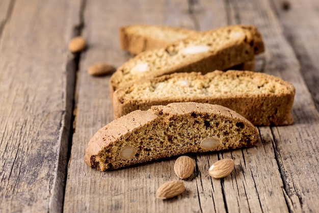 Smaczne tradycyjne włoskie słodycze Biscotti lub Cantucci na drewnianym tle Włoskie Biscotti