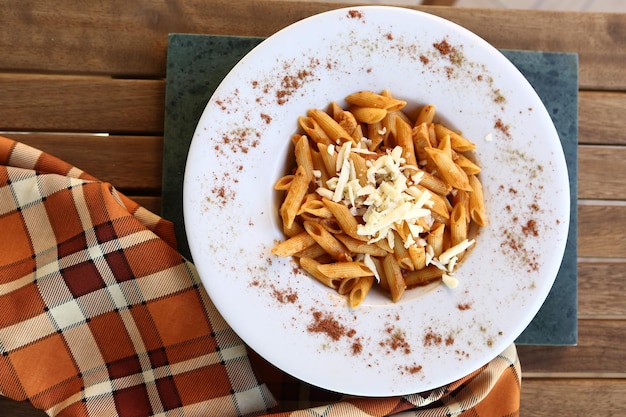 Smaczny apetyczny klasyczny włoski makaron z pysznym sosem