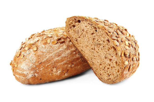 Smaczny bochenek chleba na białej powierzchni