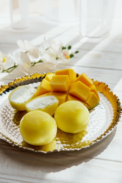 Smaczny Deser Mochi Z Owocami Mango Na Drewnianym Tle Z Bliska