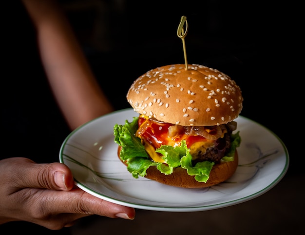 Smaczny domowy burger gotowy do spożycia.