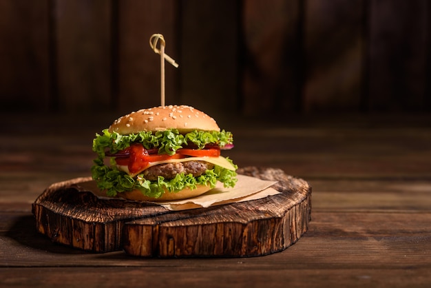 Smaczny Grillowany Domowy Burger Z Wołowiną