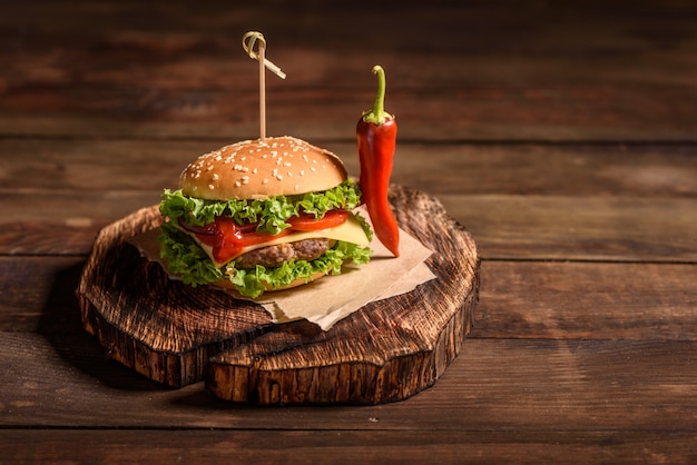 Smaczny grillowany domowy burger z wołowiną