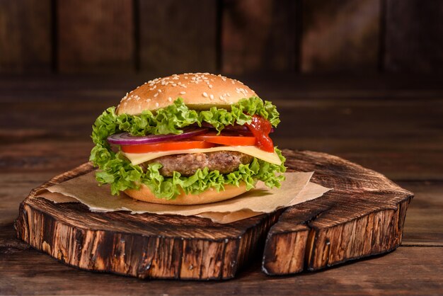 Smaczny grillowany domowy burger z wołowiną