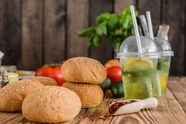 Smaczny hamburger z mięsem i warzywami na ciemnym tle. Fast food. Może być używany jako tło