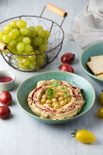 Zdjęcie smaczny hummus i winogrona pod dużym kątem