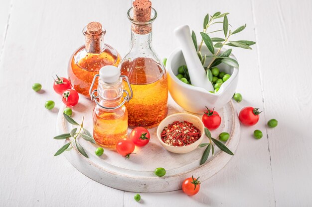 Smaczny i zdrowy olej z oliwą i suszonymi pomidorami