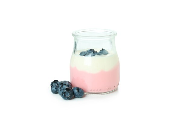 Smaczny jogurt jagodowy na białym tle