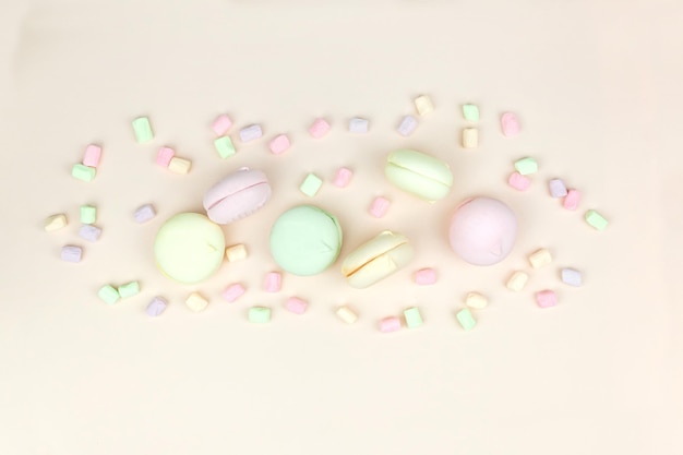 Smaczny kolorowy makaronik marshmallow. Kolorowe francuskie makaroniki tło, z bliska. Koncepcja czasu wakacji.