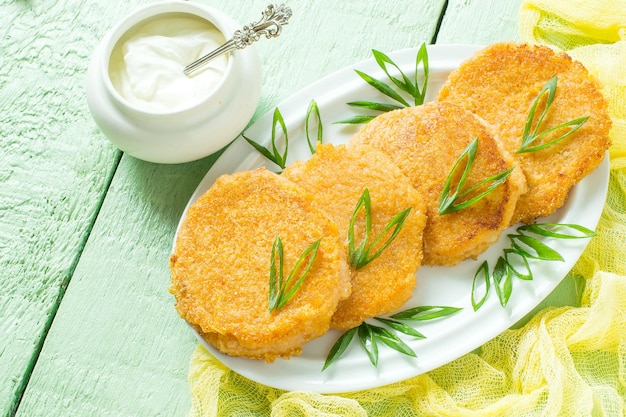 Smaczny kotlet cebulowy i kwaśna śmietana