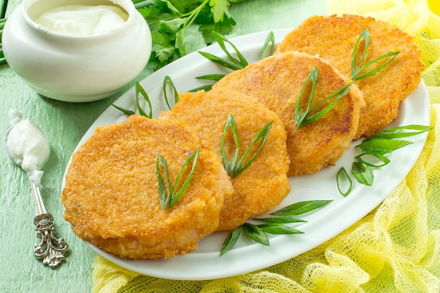 Smaczny kotlet cebulowy i kwaśna śmietana