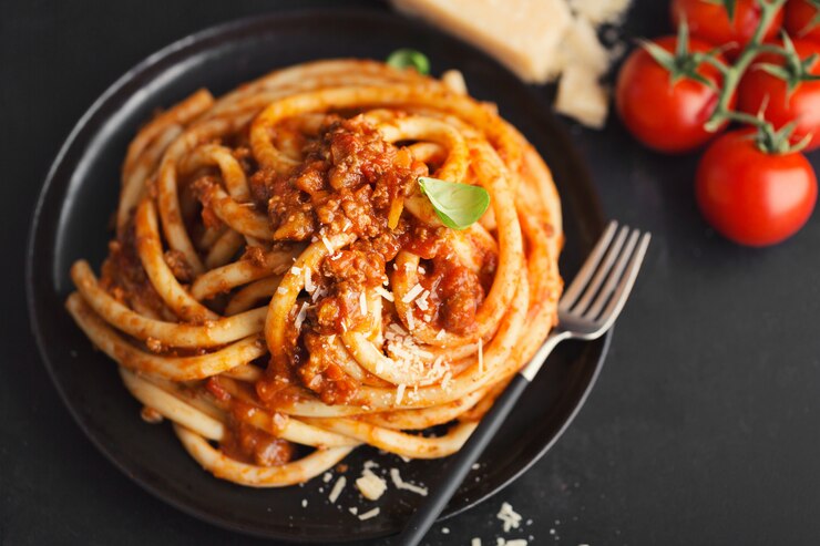 Zdjęcie smaczny makaron bolognese z serem i bazylią