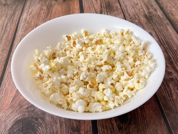 Smaczny popcorn w widoku z góry biała miska, zbliżenie