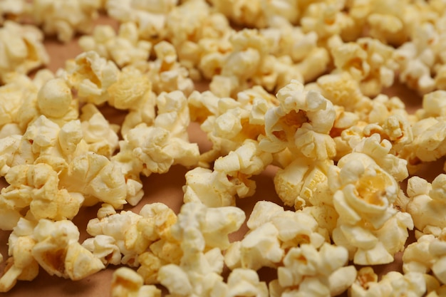 Smaczny popcorn, z bliska. Jedzenie do oglądania kina