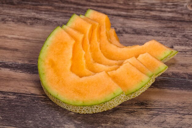 Smaczny słodki pokrojony w plasterki melon