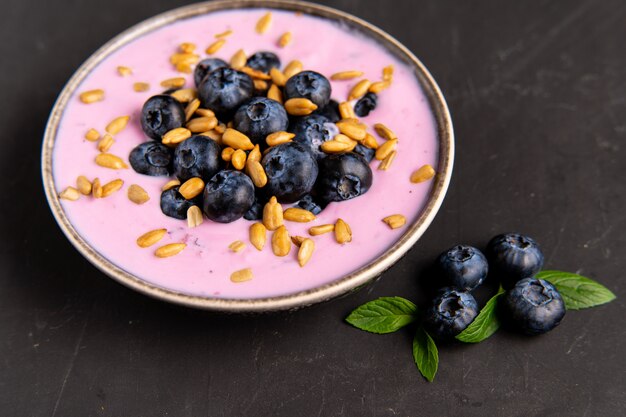 Smaczny świeży jogurt jagodowy w ceramicznej misce