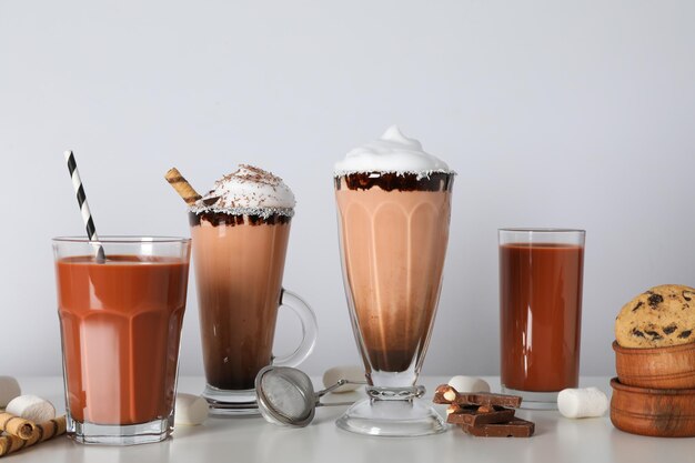 Zdjęcie smaczny świeży letni deser - pyszny czekoladowy koktajl mleczny