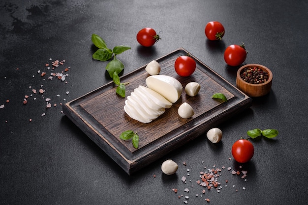 Smaczny świeży ser mozzarella do przygotowania sałatki caprese. jedzenie środziemnomorskie