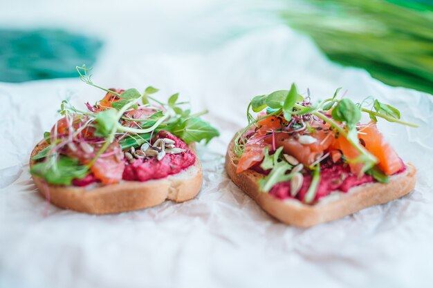 Smaczny włoski bruschetta na talerzu