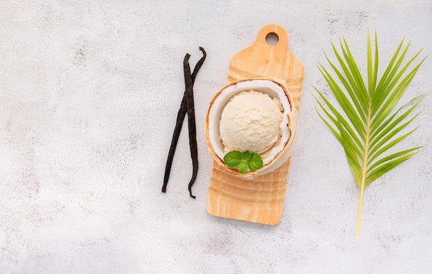 Smaki lodów kokosowych w połowie konfiguracji kokosowej na białym tle kamienia Koncepcja letniego i słodkiego menu
