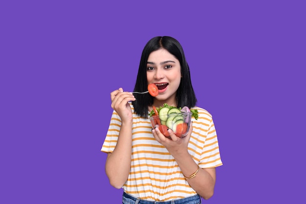 smakosz dziewczyna je pomidor z miski z warzywami indyjski model pakistański