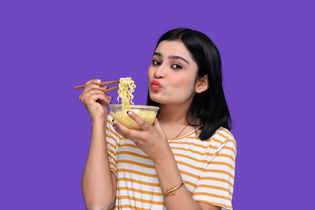 smakosz dziewczyna uśmiechająca się i trzymająca miskę makaronu indyjska modelka pakistańska