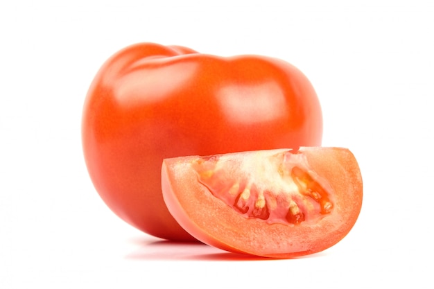 Smakowici pomidory odizolowywający na bielu