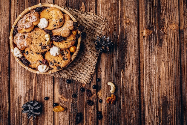 Smakowici świezi piec ciastka z jagodami na drewnianym stole