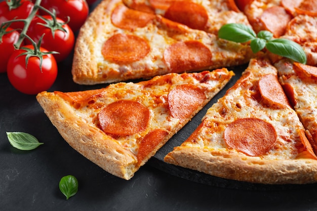 Smakowita pepperoni pizza na czerń betonu tle