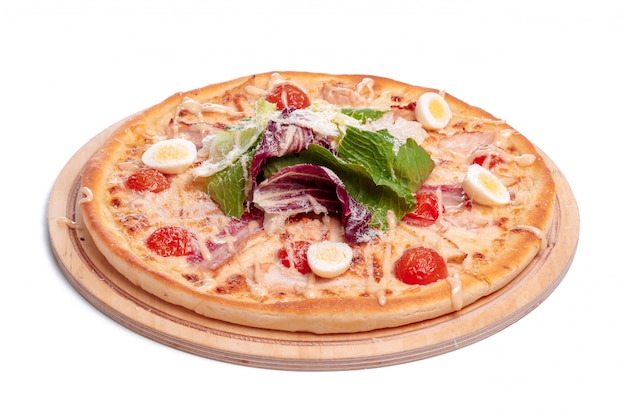 Zdjęcie smakowita pizza odizolowywa na bielu